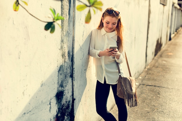 Mädchen, das Grasen-Telefon-Konzept verwendet