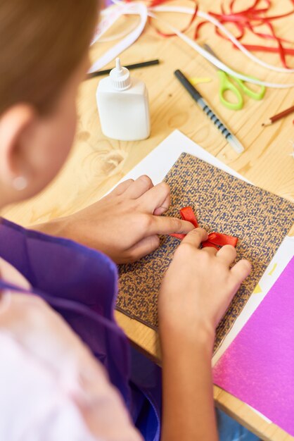 Mädchen, das handgemachte Geschenkkarte macht