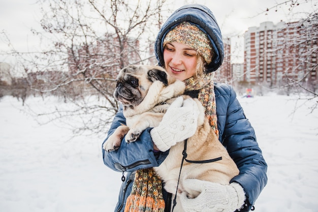 Mädchen, das ihren Hund, Haustier, Tierarzt, Kommunikation mit Tieren hält