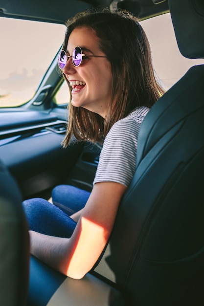 Mädchen, das im Auto lacht