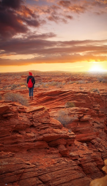 Mädchen, das im Grand Canyon steht