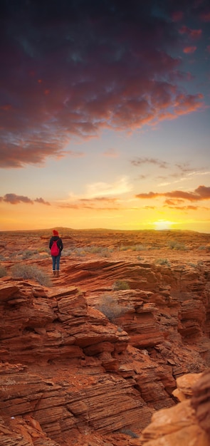 Mädchen, das im Grand Canyon steht