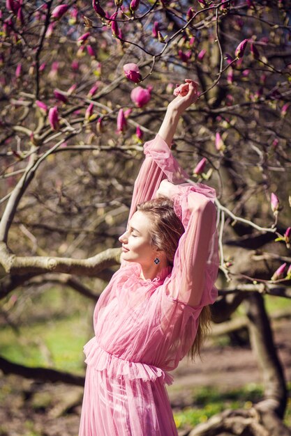 Mädchen, das im Magnoliengarten aufwirft