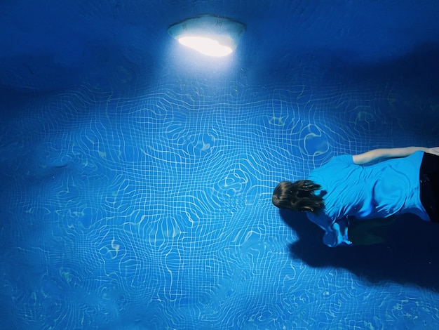 Foto mädchen, das im pool schwimmt