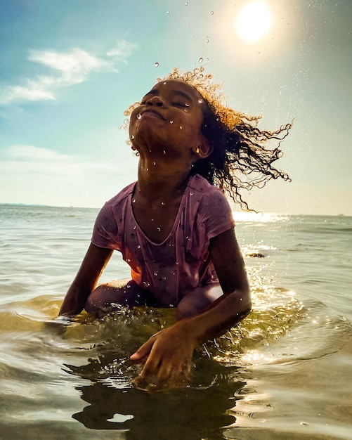 Mädchen, das im Sommer im Meer schwimmt