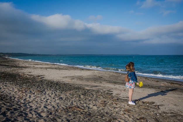 Foto mädchen, das in den strand wartet