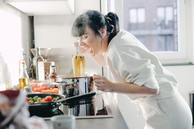 Mädchen, das in der Küche gesundes Essen kocht