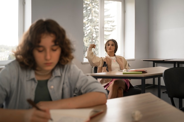 Foto mädchen, das in der vorderansicht der schule gemobbt wird