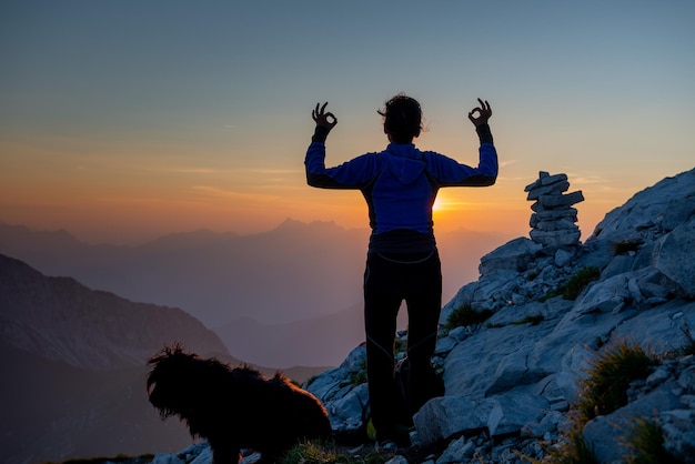 Mädchen, das in die Berge geht