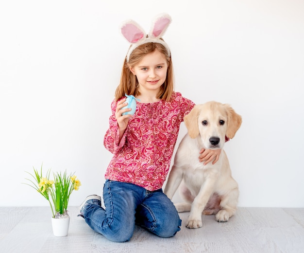 Mädchen, das jungen hund umarmt