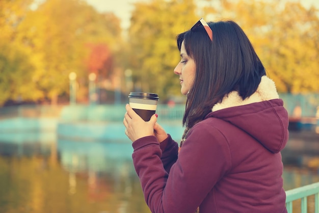 Mädchen, das Kaffee im Einwegbecher hält