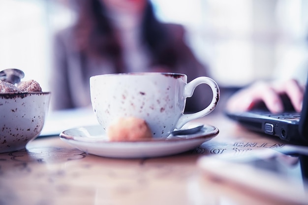 Mädchen, das Kaffeekuchen isst und Kaffee trinkt