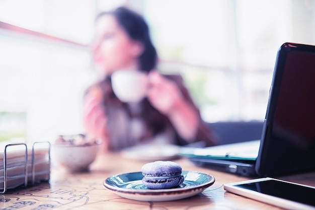 Mädchen, das Kaffeekuchen isst