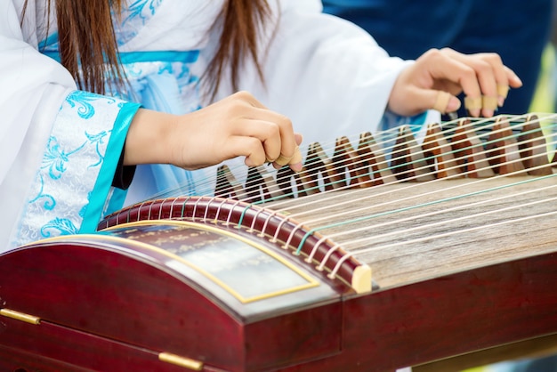 Mädchen, das klassische chinesische Instrumente spielt