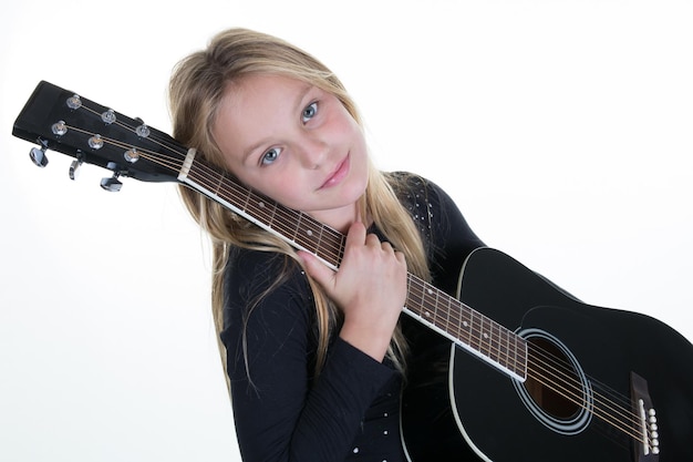 Mädchen, das klassische Gitarre lokalisiert auf einem Weiß spielt