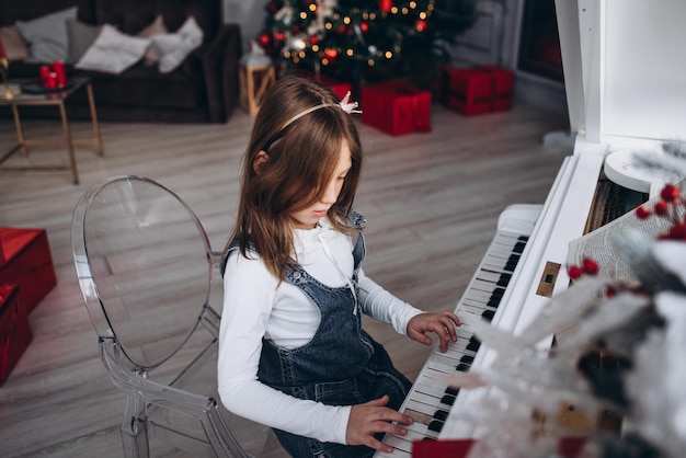 Foto mädchen, das klavier spielt