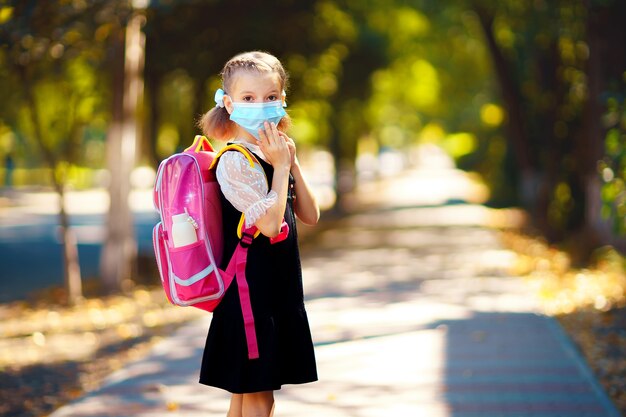 Foto mädchen, das maske und rucksack trägt