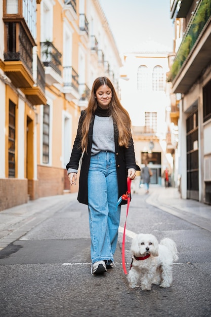 Mädchen, das mit ihrem Hund in der Stadt spazieren geht