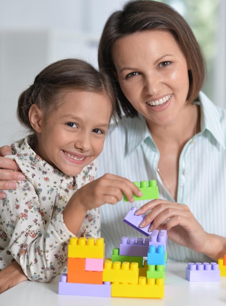 Mädchen, das mit Plastikblöcken spielt