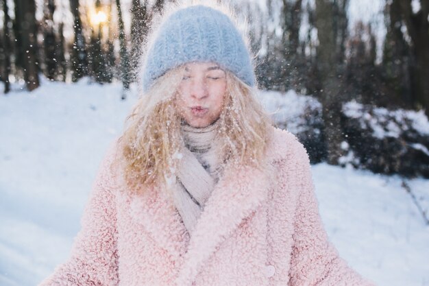 Mädchen, das mit Schnee spielt