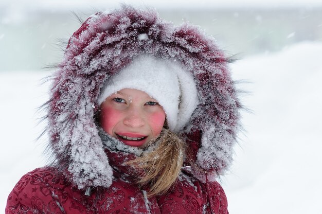 Mädchen, das mit Schnee spielt