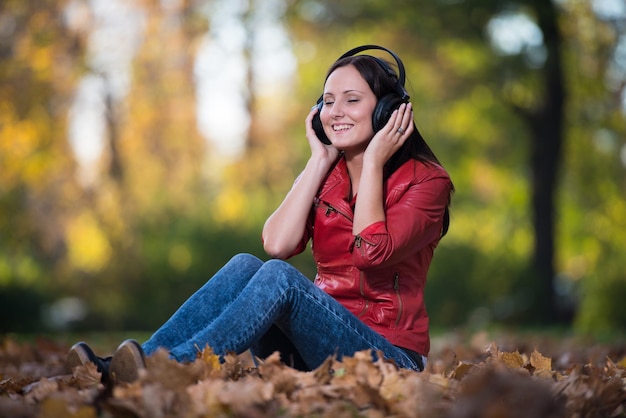 Mädchen, Das Musik Auf Herbstlaub Hört