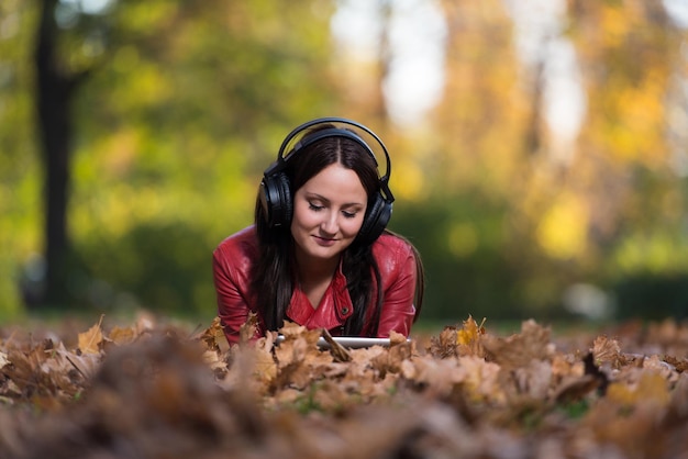 Mädchen, Das Musik Im Herbstsonnenschein Hört