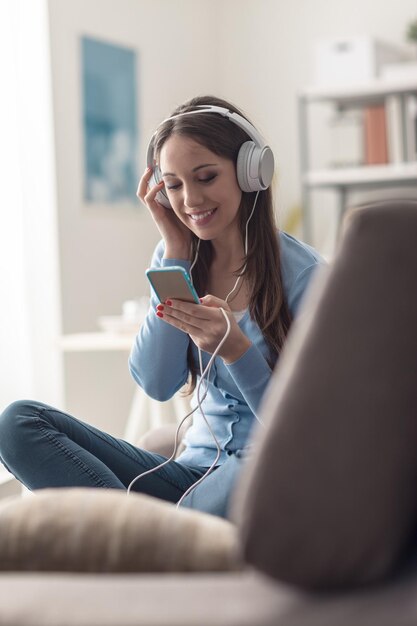 Mädchen, das Musik mit ihrem Smartphone hört