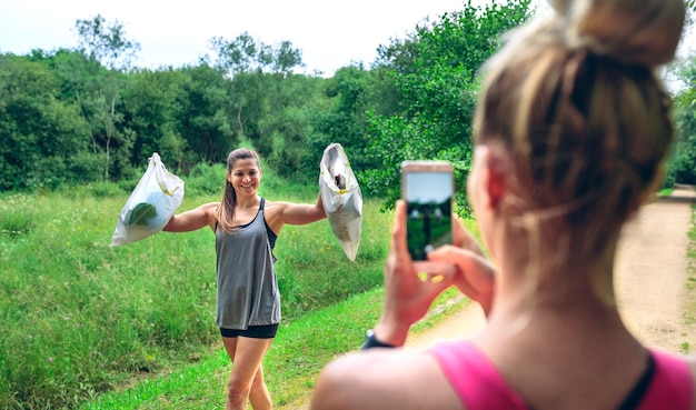 Mädchen, das nach dem Plogging ein Foto von einem Freund macht