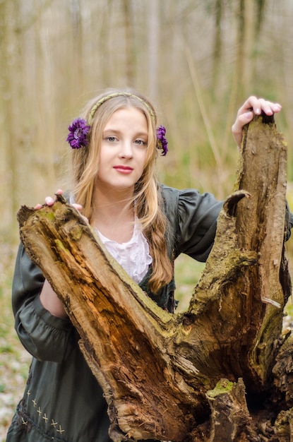 Mädchen, das nahe abgestürztem Baum steht