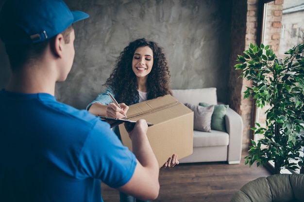 Mädchen, das neues wünschenswertes Geschenk erhält, überrascht das Online-Signierdokument des Bekleidungsgeschäfts im modernen Loft-Industriestil