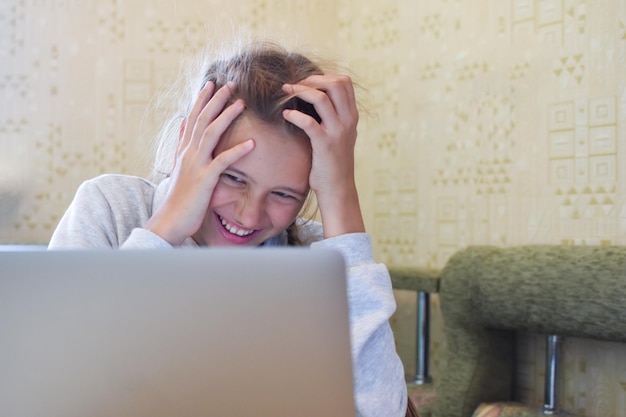 Mädchen, das online über das Internet auf einem Laptop spricht, virtuelle Fernkommunikation