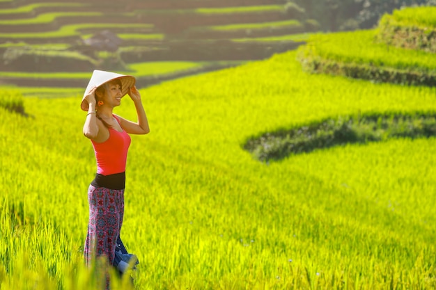 Mädchen, das Reisterrasse viewpoin in MU-cang Chai, Vietnam genießt