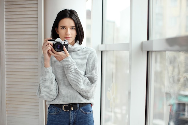 Mädchen, das Retro- Kamera hält und Foto macht