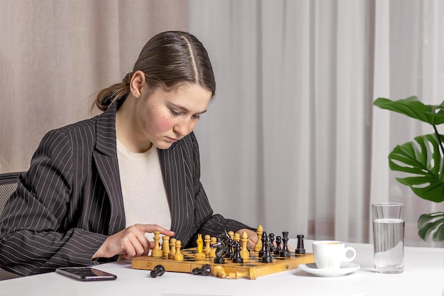 Mädchen, das Schach spielt