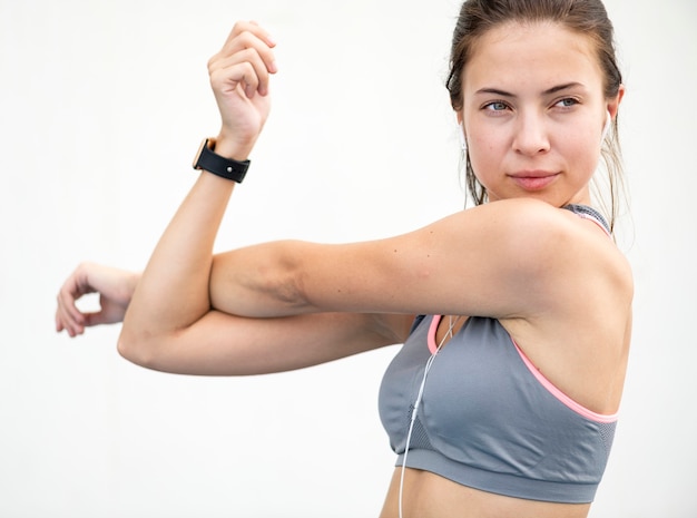 Mädchen, das sich streckt und sich auf ein Training vorbereitet