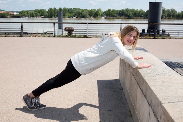 Mädchen, das Sport in der Stadt spielt