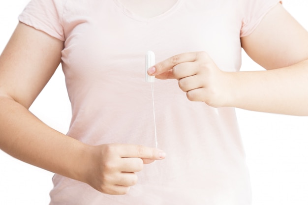 Mädchen, das Tampon während des Monatszyklus hält. Hände der jungen Frau, die Menstruation cotto halten