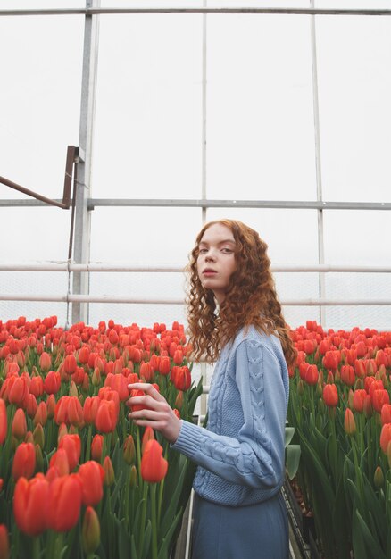 Mädchen, das Tulpe hält