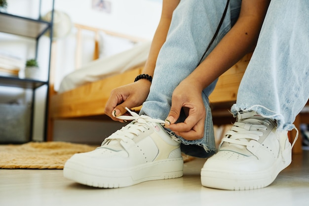 Mädchen, das Turnschuhe anzieht, hautnah