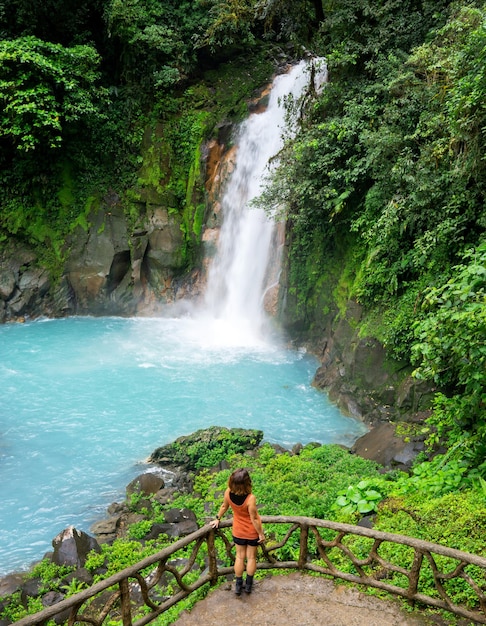 Mädchen, das Wasserfall aufpasst