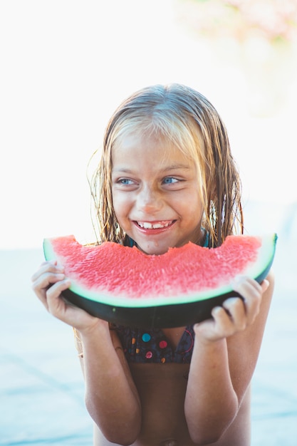 Mädchen, das Wassermelone isst