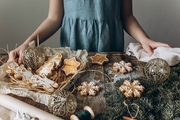 Mädchen, das Weihnachtsplätzchen verziert