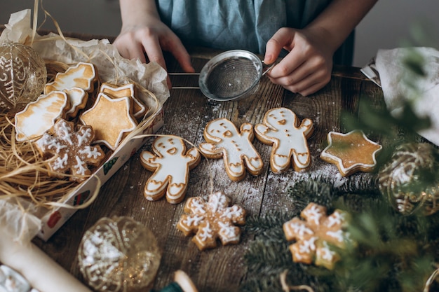 Mädchen, das Weihnachtsplätzchen verziert