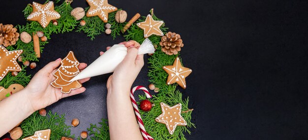 Mädchen, das Weihnachtsplätzchen zu Hause verziert.