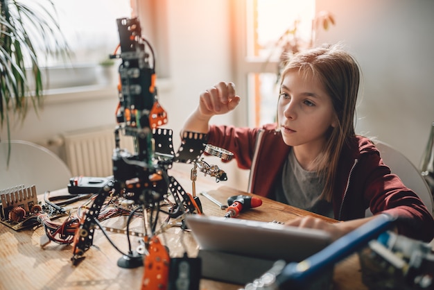 Mädchen, das zu Hause einen Roboter errichtet