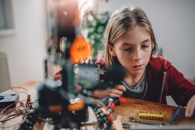 Mädchen, das zu Hause einen Roboter errichtet
