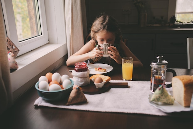 Mädchen, das zu Hause frühstückt