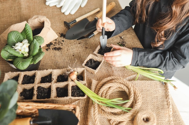 Mädchen, das zu Hause im Garten arbeitet