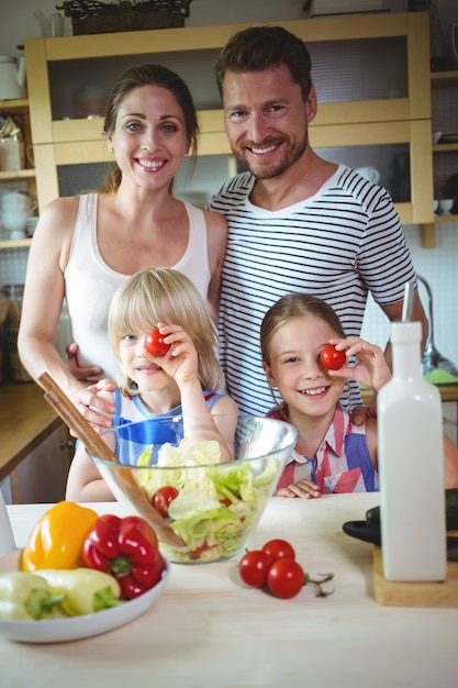 Mädchen, die eine Kirschtomate auf ihrem Auge halten